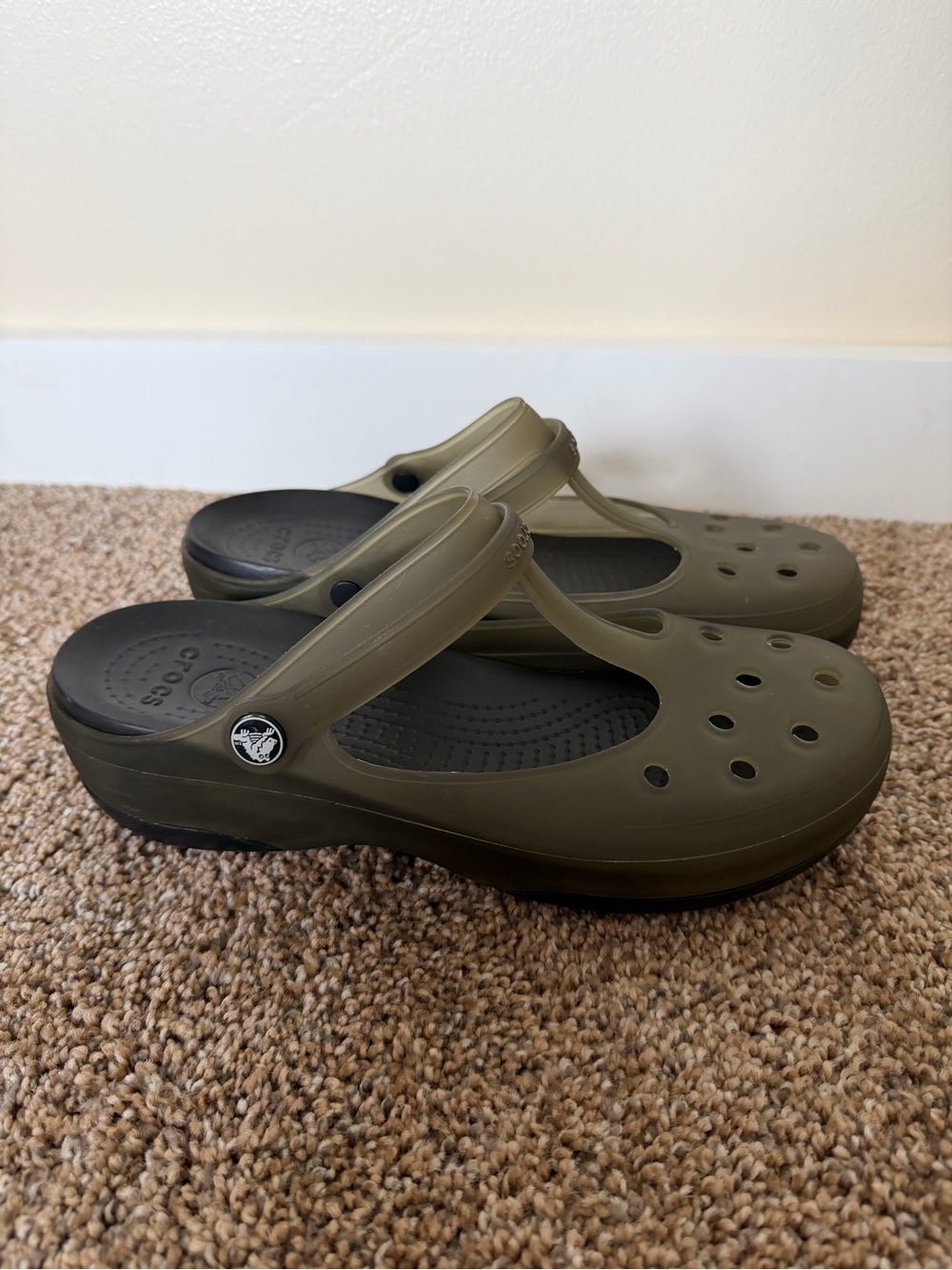 CROCS Carlie Womens T-Strap Slip-On Mary Jane Jelly Comfort Shoes Clogs
